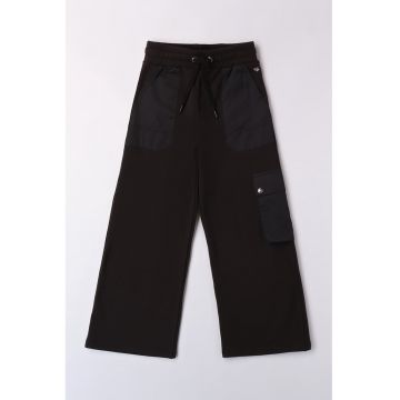 Pantaloni de trening cu croiala ampla si buzunare multiple