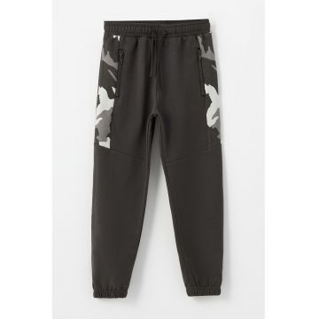 Pantaloni de trening cu buzunare cu fermoar