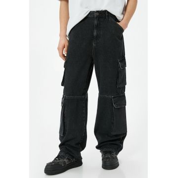 Pantaloni cargo cu croiala ampla si buzunare cu clapa