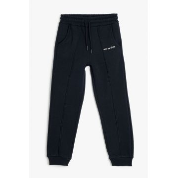 Pantaloni de trening cu snur de ajustare si buzunare laterale