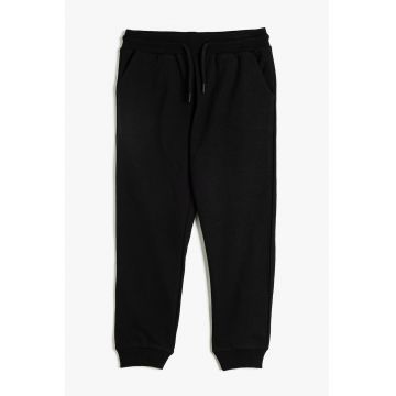 Pantaloni de trening cu snur de ajustare si buzunare laterale