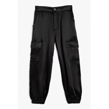 Pantaloni cargo cu aspect satinat